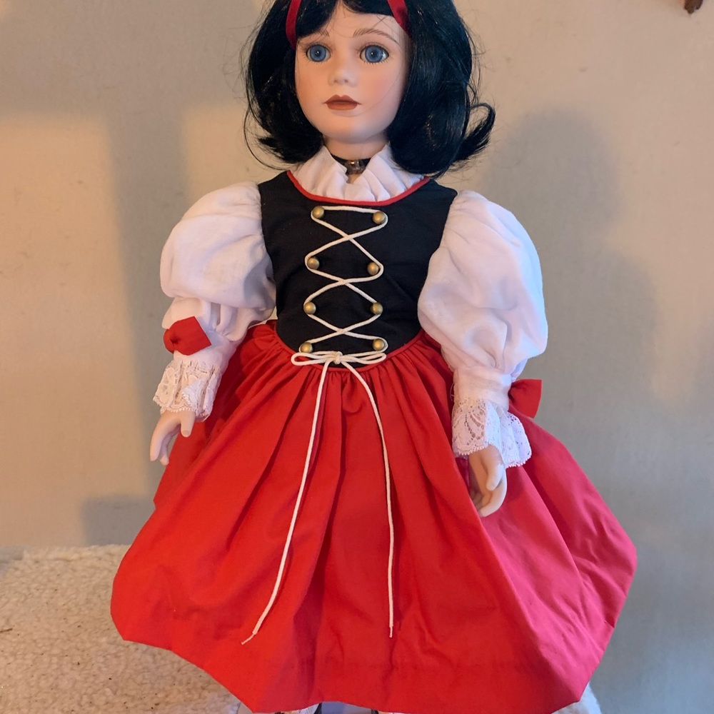 Snow White doll. By Thelma Resch - Picture 2 of 8